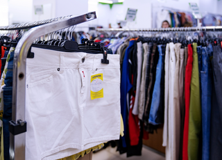 Îmbrăcămintea second-hand și lupta împotriva schimbărilor climatice